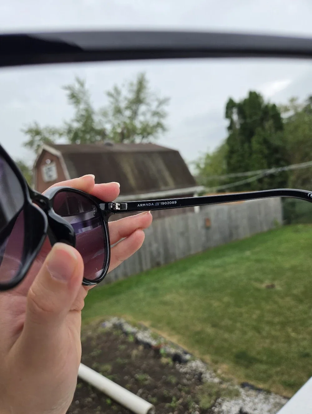 Le Specs Armada Black Round Cat-Eye Gradient Polarized Sunglasses